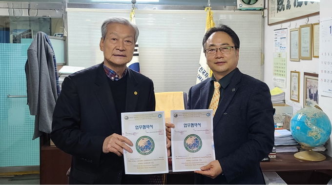 좌로부터 '(사)전국중고자동차 및 부품유통 수출입조합연합회' 정일수 회장, '△(INGO-WGCA)국제기구세계녹색기후기구오프라인상품등록세계지원본부' 천지득 집행위원장