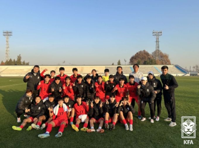 여자 U-19 대표팀이 우즈벡 U-19 대표팀과의 2차전 승리 후 환한 미소로 단체 사진에 임하고 있다.