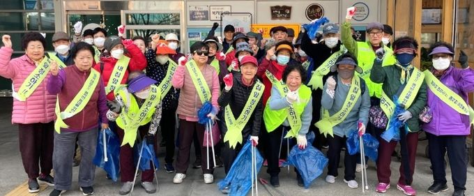 광명시 소하1동 행정복지센터는 따뜻한 봄을 맞아 깨끗하고 쾌적한 주거환경과 거리 조성을 위해 지난 17일부터 오는 31일까지 2주간 대청소를 실시한다.