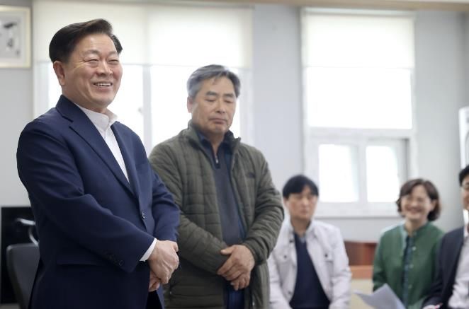 박승원 광명시장이 지난 26일 원광명 마을회관을 찾아 지역 주민들의 의견을 경청하고 있다.