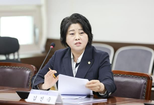 김진숙 의원이 지난달 26일 제2상임위원실에서 열린 제296회 임시회 기획행정위원회에서 ‘안산시 입영지원금 지급 조례 일부개정조례안’에 대해 설명하고 있다.