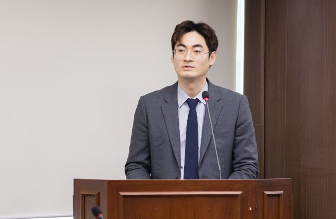 안산시의회 선현우 의원이 지난 3월 26일 제296회 임시회 문화복지위원회에서 ‘안산시 저소득층 노인 간병비 지원 조례안’에 대한 제안설명을 하고 있다.