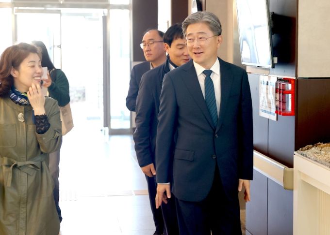 정순욱 광명시 부시장이 지난 8일 광명건강체육센터를 방문해 운영 전반을 점검하고 있다.