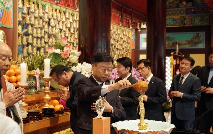 신상진 성남시장이 정토사에서 관욕식을 하고 있다