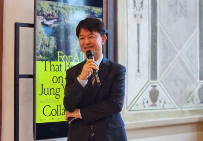 문화체육관광부 용호성 제1차관이 5월 7일(현지시각), ‘2024~2025 한국-이탈리아 상호 문화교류의 해’를 기념해 이탈리아에서 열린 국립현대미술관의 베니스 순회전 ‘이 땅에 숨 쉬는 모든 것을 위하여: 정영선과 협업자들’ 개막식에 참석해 축사를 하고 있다.