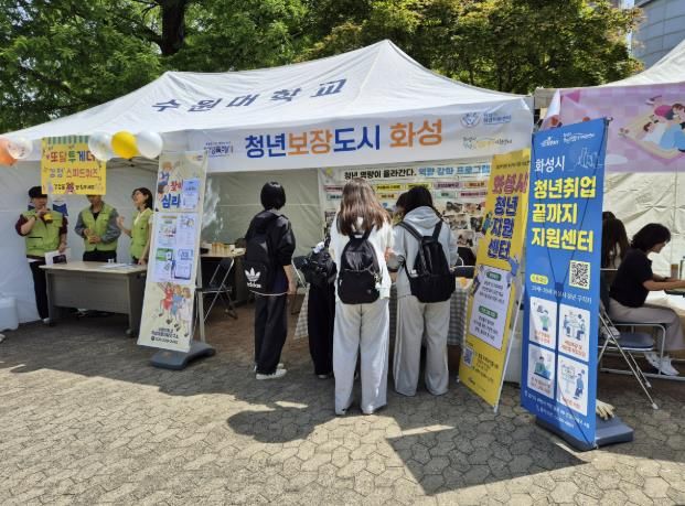 8일 서신면행정복지센터에서 열린 화성특례시 수산업·어촌 발전계획 수립용역 착수보고회에서 주요 내빈들이 기념촬영하고 있다