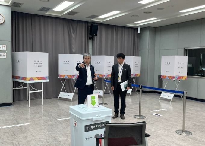정구원 화성특례시 제1부시장이 28일 사전투표소를 방문해 준비상황을 점검하고 있다.