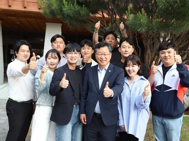 지역 청년들과 사전투표 참여 후 현장