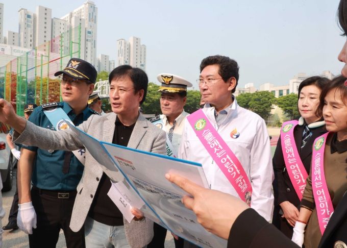 이상일 용인특례시장은 30일 서룡초를 찾아 학교 주변 통학로를 점검하고 교통안전 캠페인에 동참했다