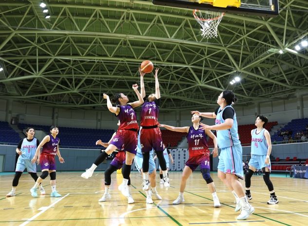 서대문구청 여자농구단이 27일 오후 강원도 태백시 고원체육관에서 열린 ‘2025 태백시장배 전국실업농구연맹전’ 첫날 경기에서 대구광역시청과 경기를 펼치고 있다. 서대문구청 여자농구단은 이날 67대 40으로 승리하며 태백대회 2연패 전망을 밝혔다.