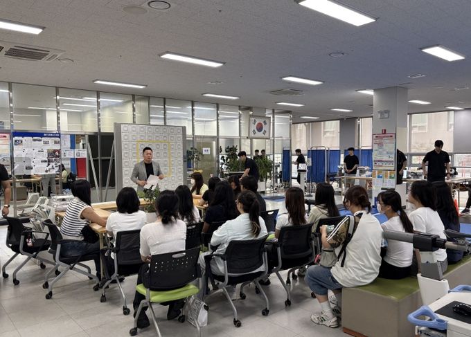 김석환 스포츠과학연구원장이 3일 오전 연구원에서 광주여대 자원봉사 인력들을 대상으로 최종(5차) 리허설을 진행하고 있다.