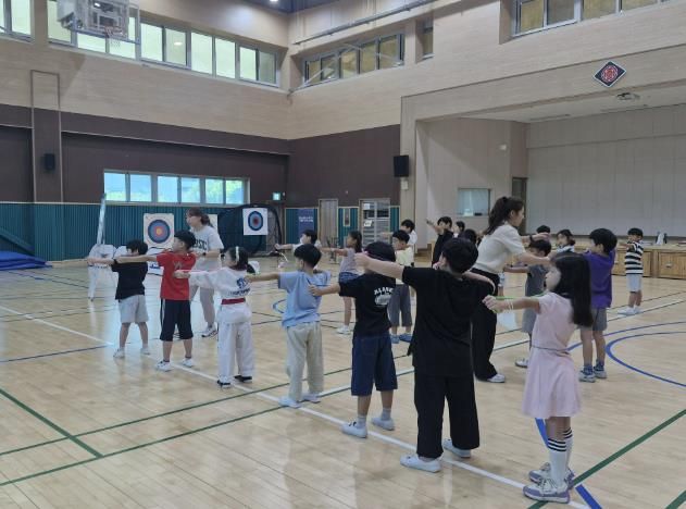 안양과천교육지원청, 거점형늘봄센터 특별프로그램 백발백중 양궁체험 운영