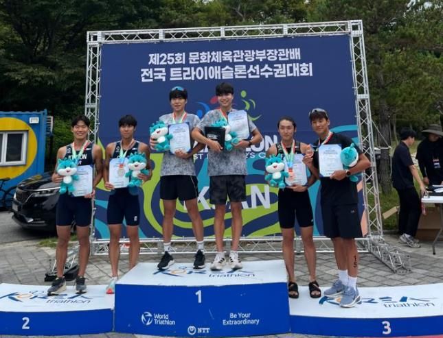 천안시청 직장운동경기부 철인3종팀이 지난 12일 전북 익산에서 열린 제25회 문체부장관배 전국 트라이애슬론 대회 엘리트부문 남자단체전에서 우승했다.