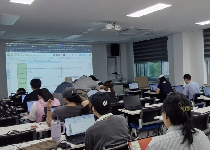 느린학습자 청년 위한 고용지원사업 참여자들이 직무 교육에 참여하고 있다