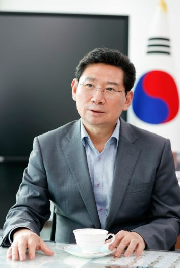 이상일 용인특례시장이 8월 13일 구윤철 기획재정부 장관에게 '용인 첨단시스템반도체 클러스터 국가산업단지'에 토지를 수용당한 이주민을 위한 지원책을 담은 서한문을 보냈다.
