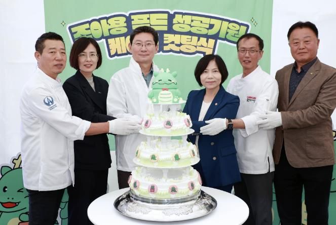 '2025 용인특례시 조아용 푸드 홍보행사'에서 이상일 시장이 쌀 케이크 컷팅식에 참여했다.