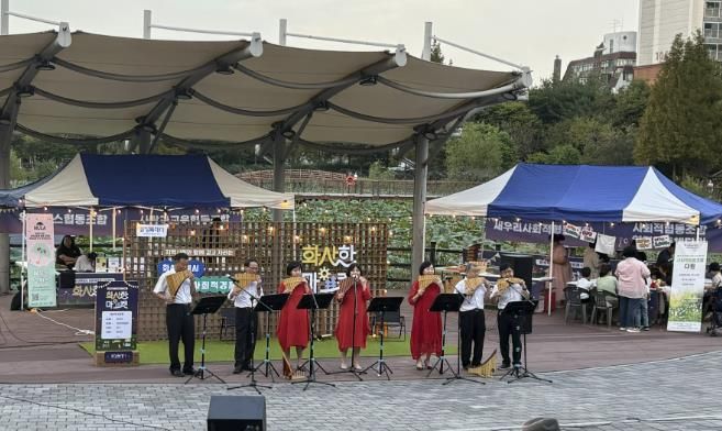 27일 2025 사회적경제 나눔장터 '화사한 마켓'에서 지역 예술 동아리가 공연을 하고 있다