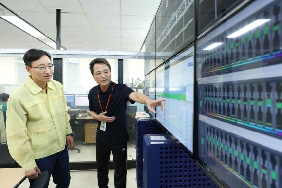 < 임광현 국세청장이 국세청 정보시스템 운영현황을 모니터링하고 있다.