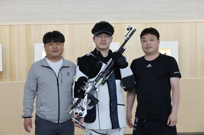 보은군청 김우림 선수, 장애 딛고 사격 국가대표 전격 선발-좌측부터 양승전 보은군청 감독, 김우림선수, 김광식 코치