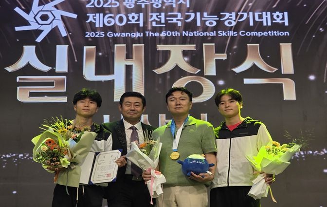 제60회 전국기능경기대회 (좌측부터) 정윤우 선수(실내장식 우수상), 윤성준 지도교사, 선수 父, 정윤성 선수(실내장식 금메달)
