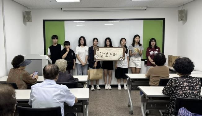 2025년 7월 제과제빵 동아리 ‘달보드레’가 어르신들에게 손수 만든 마들렌을 전달했다.