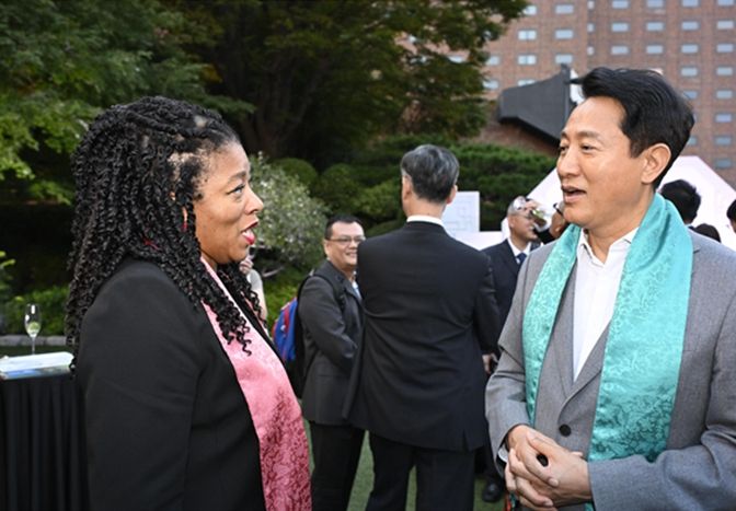 2025 세계대도시협의회 창립 40주년 기념 서울 총회(서울색 모티프의 한복 머플러를 착용한 카밀 조셉 바를락(Camille Joseph Varlack) 뉴욕 부시장과 오세훈 서울시장)