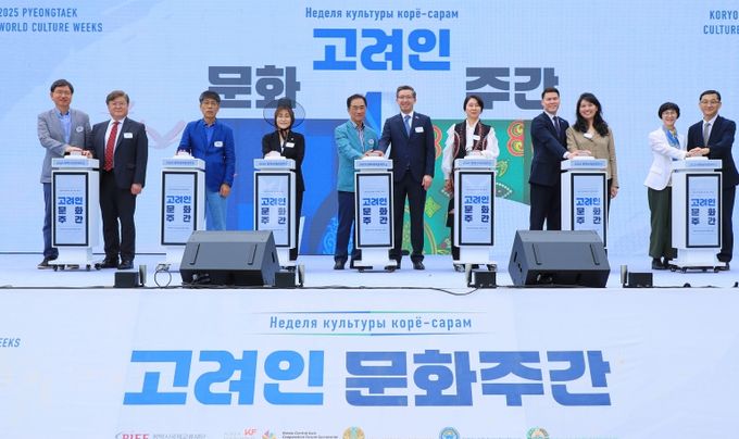 왼쪽부터 평택시국제교류재단 정종필 대표이사, 한국국제교류재단 이종국 교류이사(KF한중앙아협력포럼사무국장), 평택시의회 유승영 의원, 류정화 의원, 평택시장 정장선, 주한 우즈베키스탄 대사 알리쉐르 아브두살로모프, 주한 키르기스공화국 대사 아이다 이스마일로바, 주한 카자흐스탄 대사관 막사트 칸타르바예프 정무담당관(부부), SOFA국민지원센터 신동민 센터장(부부)