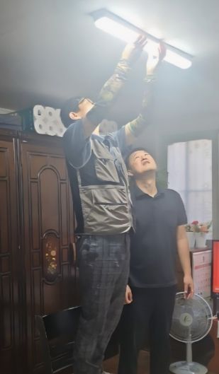 광명시 행복마을관리소 관계자가 광명동의 한 주거 취약계층 가정에 방문해 형광등 교체를 진행하고 있다.