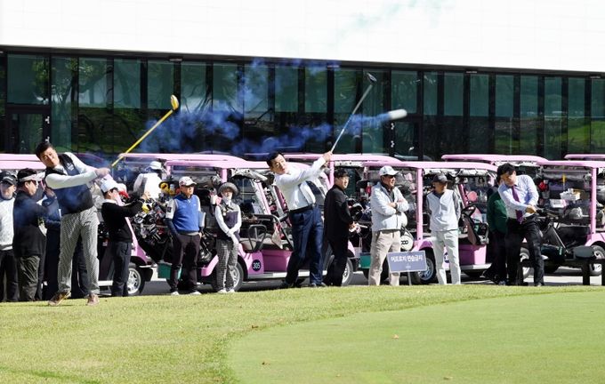 - 27일 단장면 에스파크컨트리클럽에서 열린 제30회 밀양시장배 시민골프대회에서 내빈들이 시타를 하고 있다.