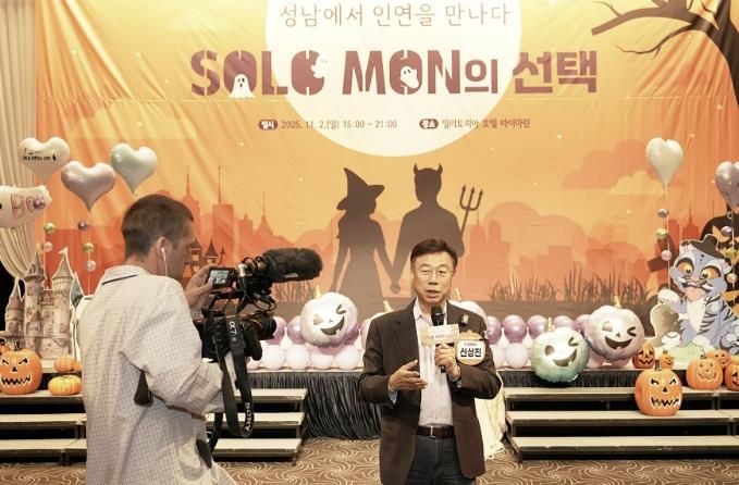 신상진 성남시장이 ‘솔로몬의 선택’ 행사를 취재 나온 영국 일간지 ‘더 가디언’과 인터뷰 중이다