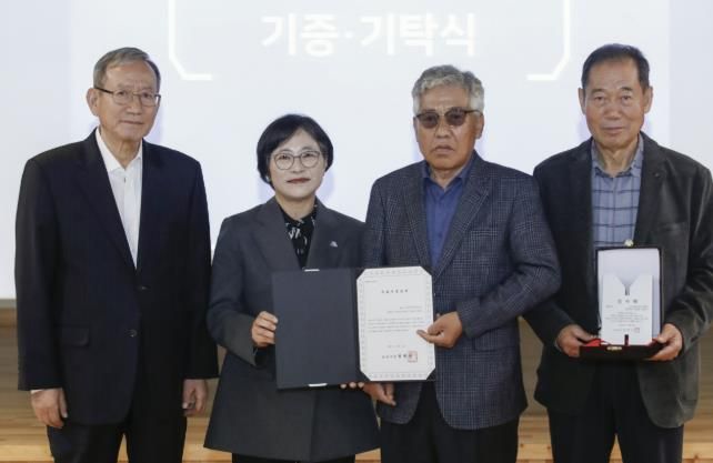 6일 열린 화성시역사박물관 제10회 기증 기탁의 날 기념행사에서 유물 기증자들이 기념촬영을 하고 있다