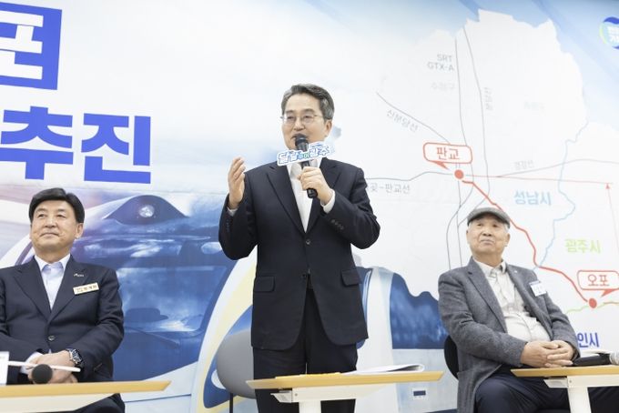 민생경제 현장투어에 나선 김동연 경기도지사가 16번째 방문지로 광주시를 찾아 경기 동남권의 교통혁신 사업인 ‘판교~오포 도시철도’의 신속한 추진 의지를 강조했다.