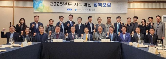 이광형 국가지식재산위원회 위원장(앞줄 왼쪽에서 6번째)이 11.7.(금) 18시 한국프레스센터(서울 중구)에서 개최된 ‘제7차 IP정책포럼’에서 한규현 특허법원장(앞줄 왼쪽에서 5번째), 정연우 지식재산처 특허심사기획국장(앞줄 왼쪽에서 8번째) 등 참석자들과 기념촬영을 하고 있다.