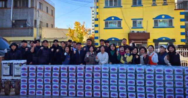 수원시 여성단체협의회가 사랑의 김장 담그기 행사 후 기념사진을 촬영하고 있다.