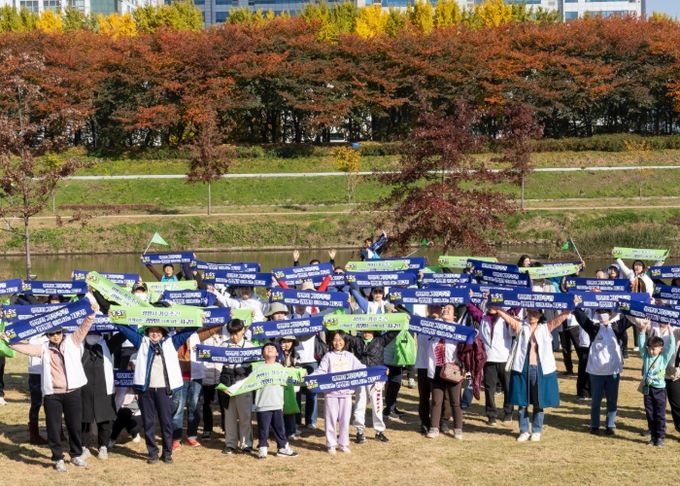 지난 15일 150명의 기후의병들이 안양천에서 평생학습원까지 '기후의병 행진 캠페인'을 진행하고 기념사진을 촬영하고 있다.