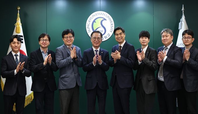 서울AI재단-성균관대학교 업무협약식 체결 (가운데 왼쪽 유지범 성균관대학교 총장, 오른쪽 김만기 서울AI재단 이사장)