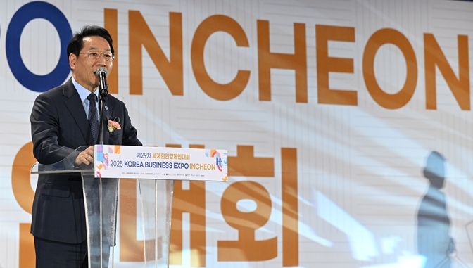 제29차 세계한인경제인대회에서 환영사를 하고 있는 유정복 시장