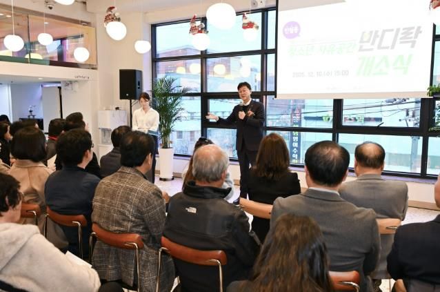 이민근 안산시장이 10일 반월동 청소년자유공간 ‘반디락’ 개소식에서 인사 발언을 하고 있다.