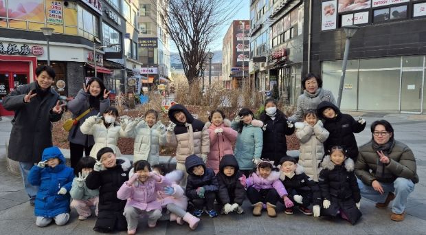 30일 소하상업지구에서 예술 조형물 설치 행사를 진행하고 시립소하누리어린이집 원아들과 기념사진을 촬영하고 있다.