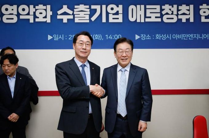 정명근 화성특례시장과 이재명 당시 더불어민주당 당패표가 악수를 하고 있다