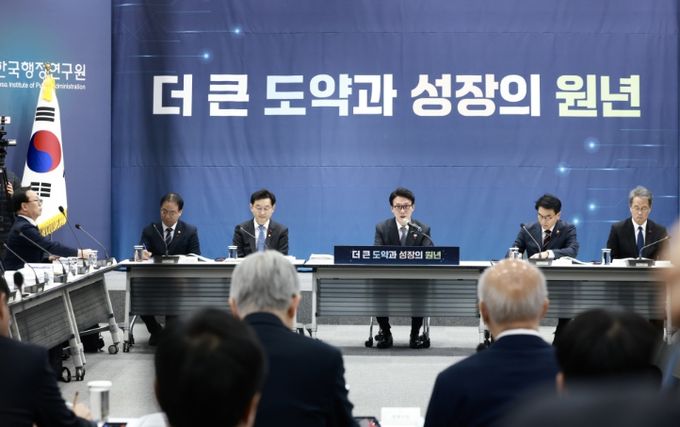 김민석 국무총리가 12일 은평구 한국행정연구원에서 열린 인사혁신처·법제처·식품의약품안전처·국가데이터처·지식재산처·원자력안전위원회 업무보고에서 발언을 하고 있다.