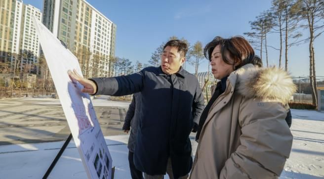 과천지식정보타운 4,5호 근린공원 조성 현황 현장확인(사진 맨앞쪽 신계용 과천시장)