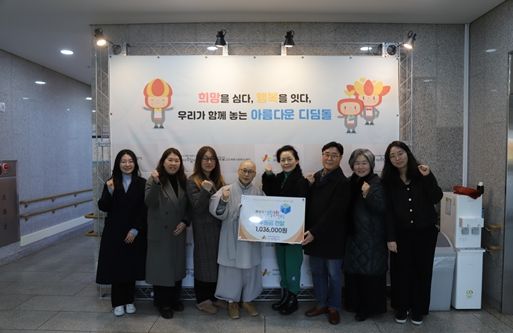 생활문화동호회와 화성시생활문화센터 입주창작자들 기부금 전달식