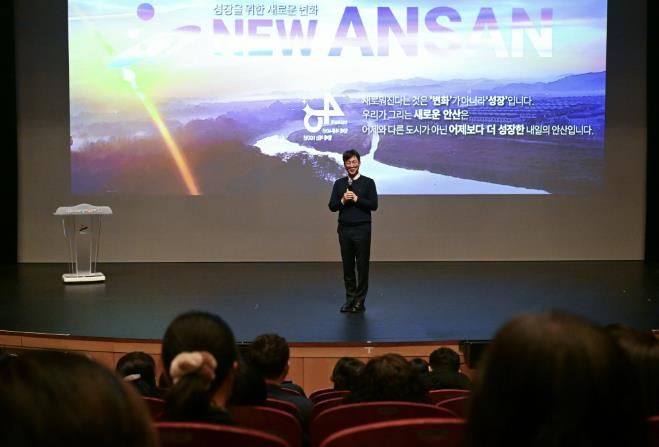 이민근 안산시장이 5일 안산문화예술의전당 달맞이극장에서 열린 제3기 주민자치회 발대식에서 발언하고 있다.