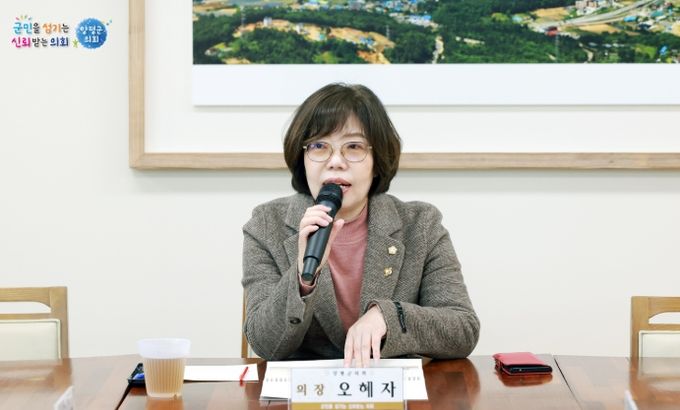 교육시작 전 인사말을 하고 있다.