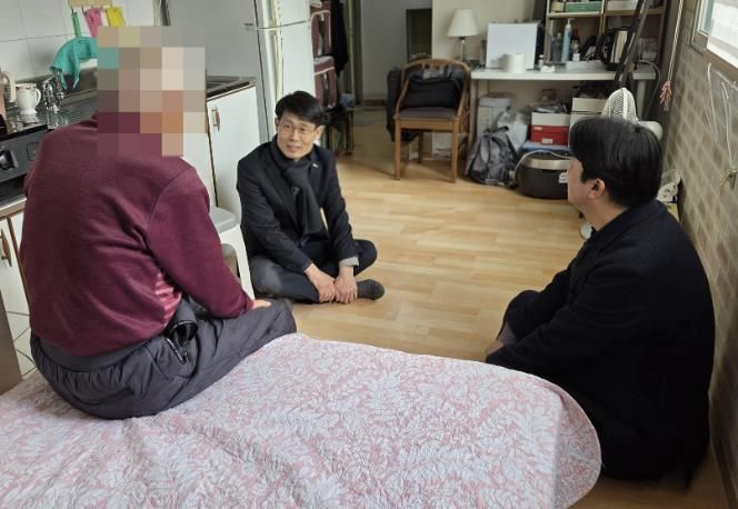 10일 김경주 구청장은 지역 내 취약계층 어르신 가구를 방문해 설 인사와 함께 위문품을 전달했다