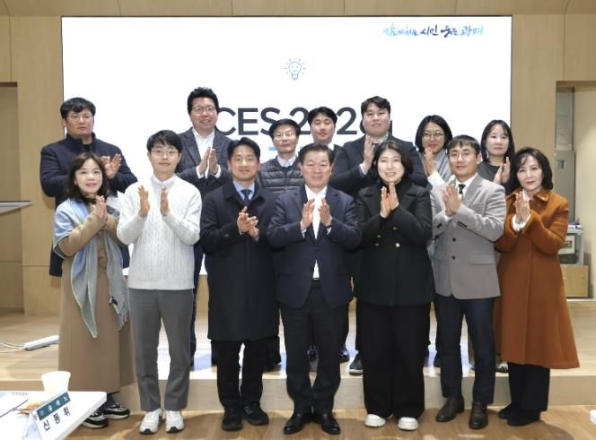 박승원 광명시장이 10일 오후 광명시 인생플러스센터 강당에서 열린 'CES 2026 리뷰 세미나'에 참석해 관내 기업 관계자들과 기념사진을 촬영하고 있다.