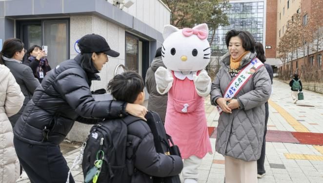 2025년 3월 있었던 초등학교 새학기 등교맞이 행사 모습