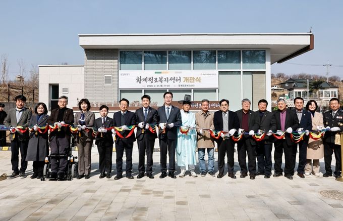 정명근 화성특례시장(가운데)과 배정수 화성특례시의회 의장(가운데 왼쪽), 내빈들이 테이프 커팅식을 하고 있다