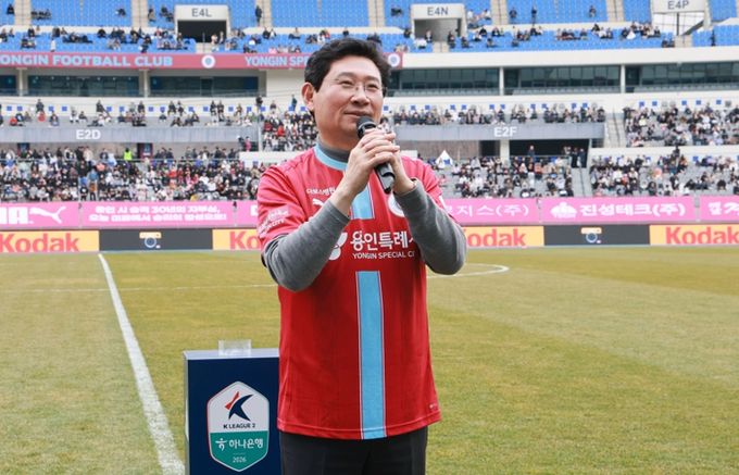 이상일 시장이 1일 미르스타디움에서 열린 하나은행 K리그2 홈 개막전에서 인사말을 하고 있다
